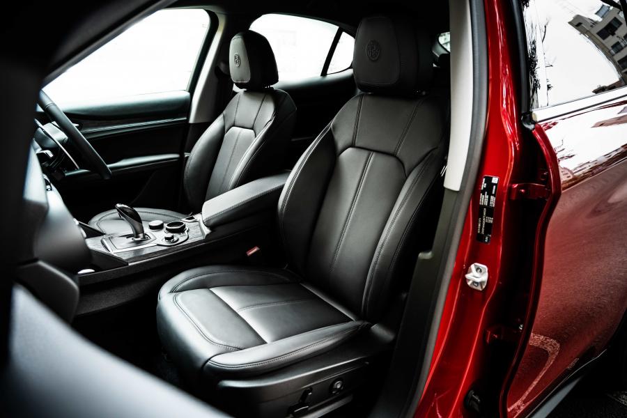 Интерьер Alfa Romeo Stelvio (949) 2018 года  (JP) (фото 4 из 32)